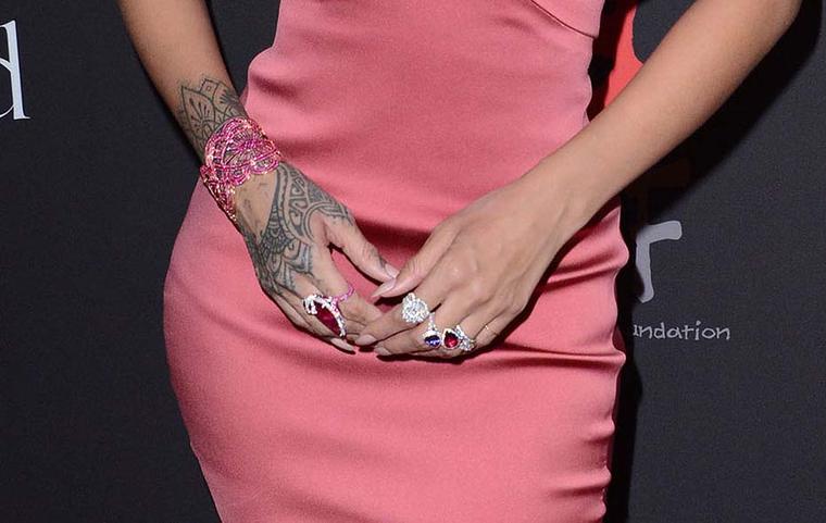 With rings on her fingers by Chopard embellished with rubellites, rubies, and tanzanite and cooled down with some high voltage diamond rings, Rihanna was the very picture of a sparkling vie en rose.